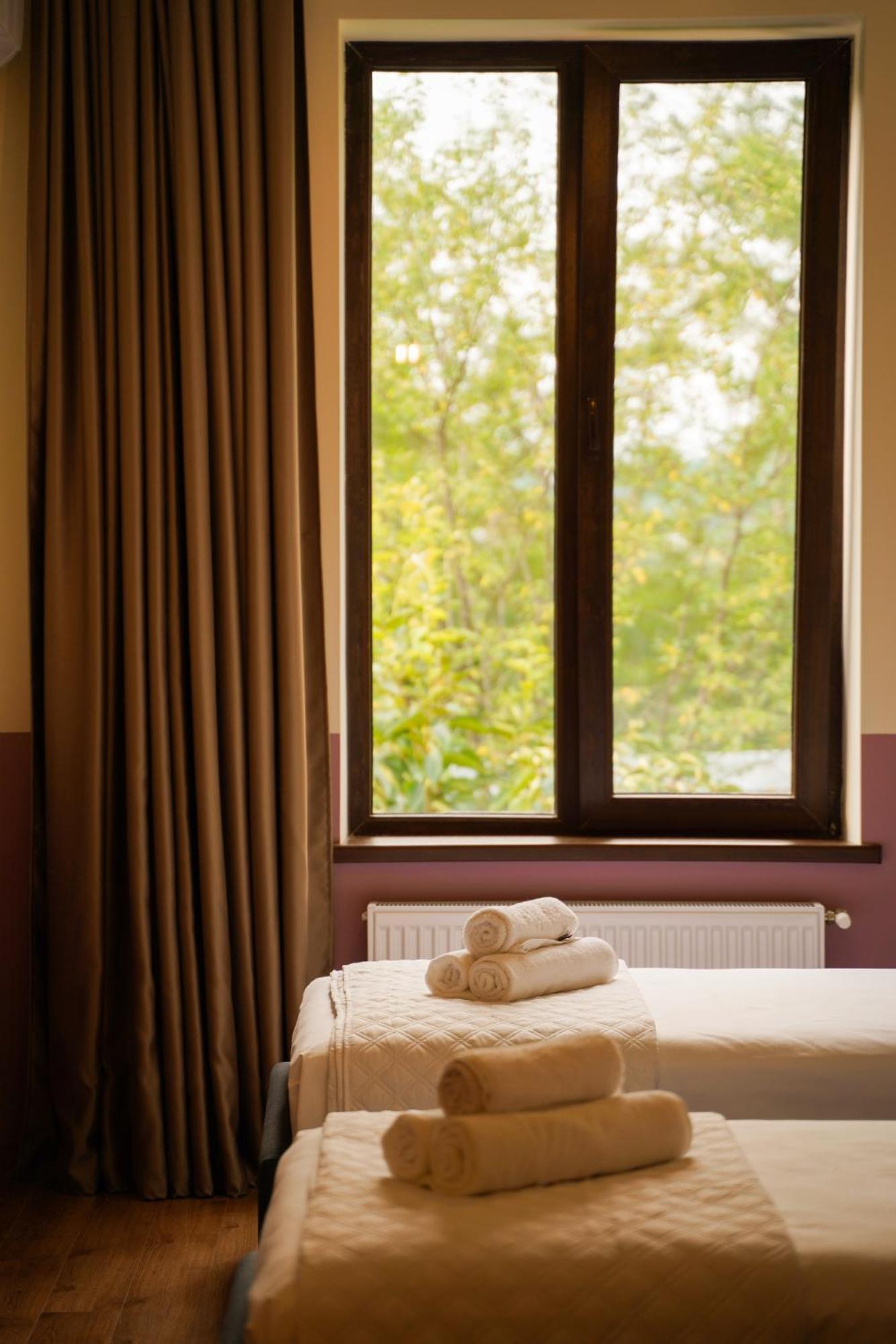 Dro Hotel Kutaisi Esterno foto