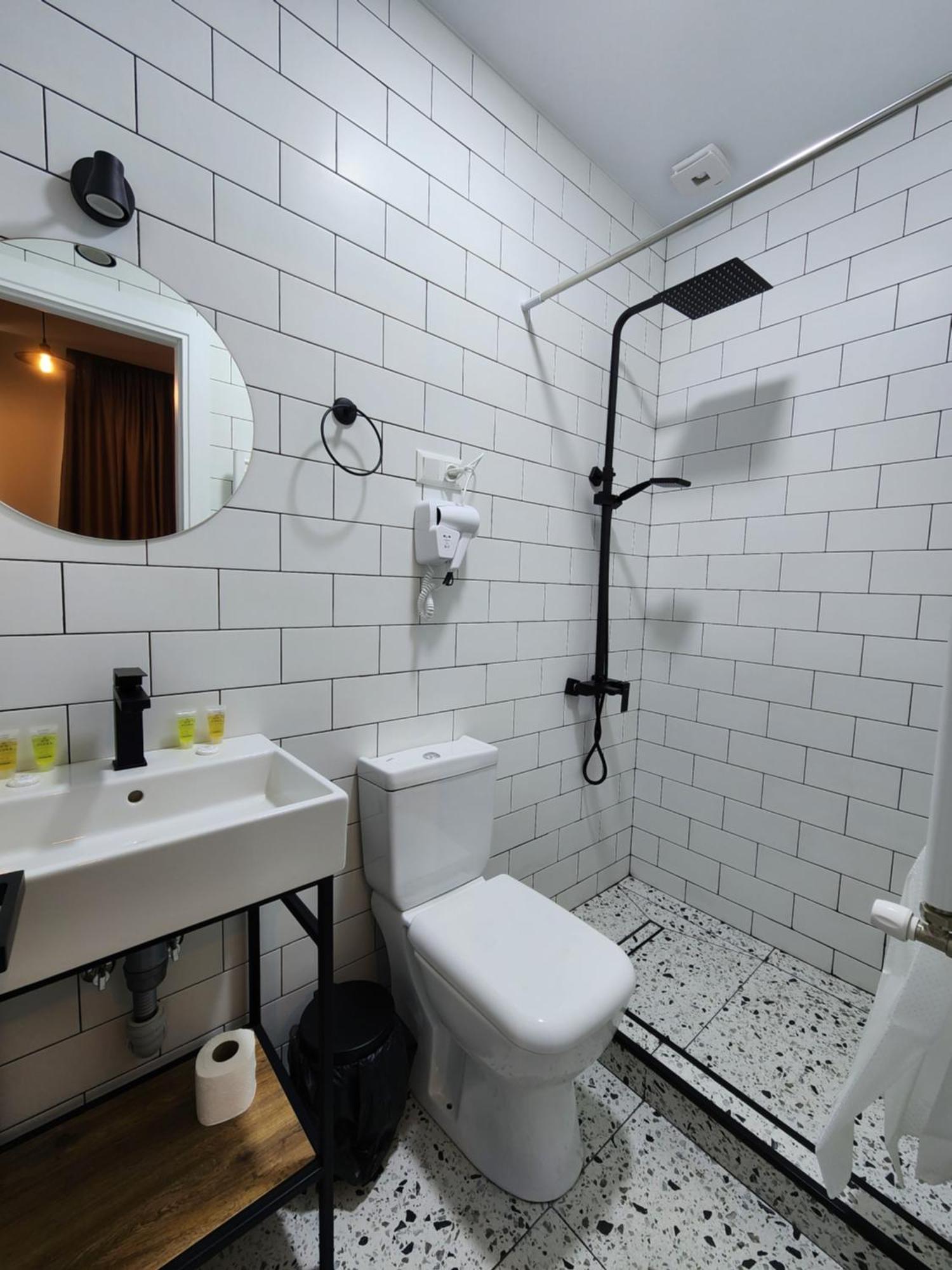 Dro Hotel Kutaisi Esterno foto